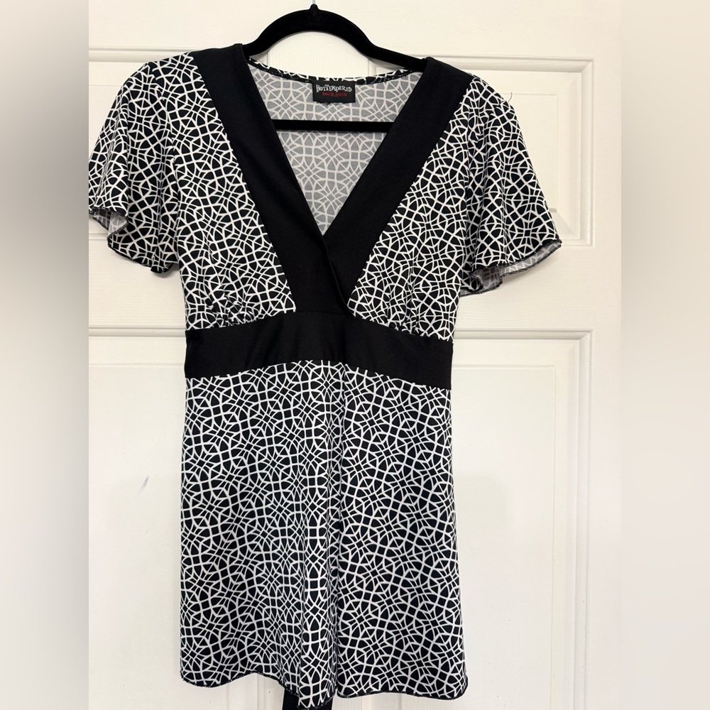 Black & White Geometric V-Neck Women's Blouse by BebeSport